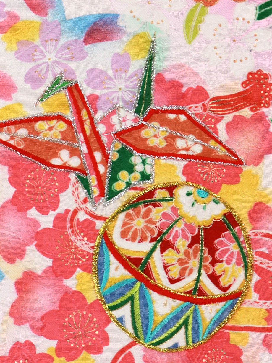 お宮参り産着／ピンク地にしだれ桜と鞠、折り鶴の祝い着／女児／背中の柄詳細
