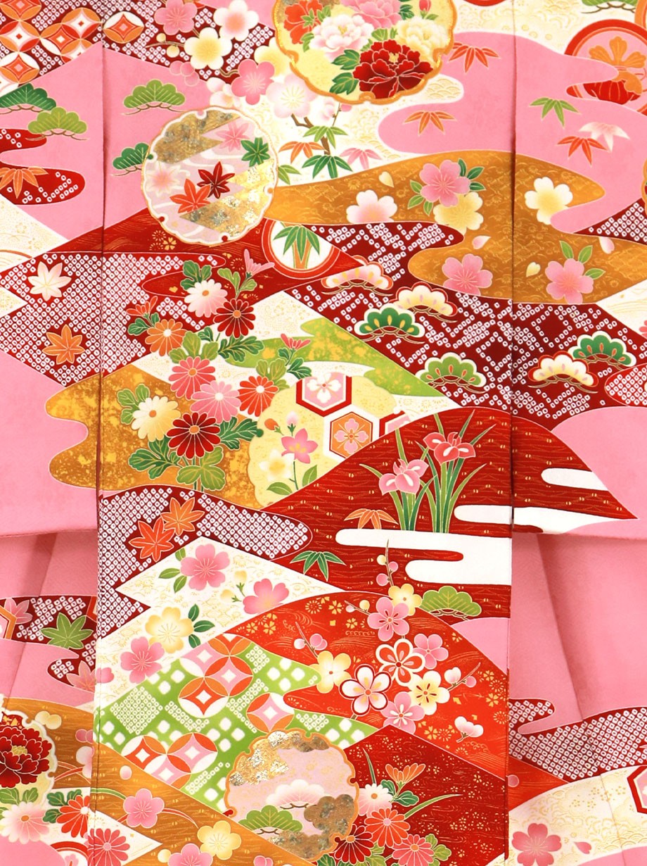 ピンク地に雪輪と山取りの祝い着（産着）／女児