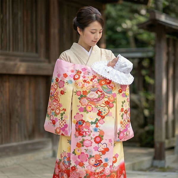 お宮参り産着／ピンクとクリーム地に鈴と四季花づくしの祝い着／女児