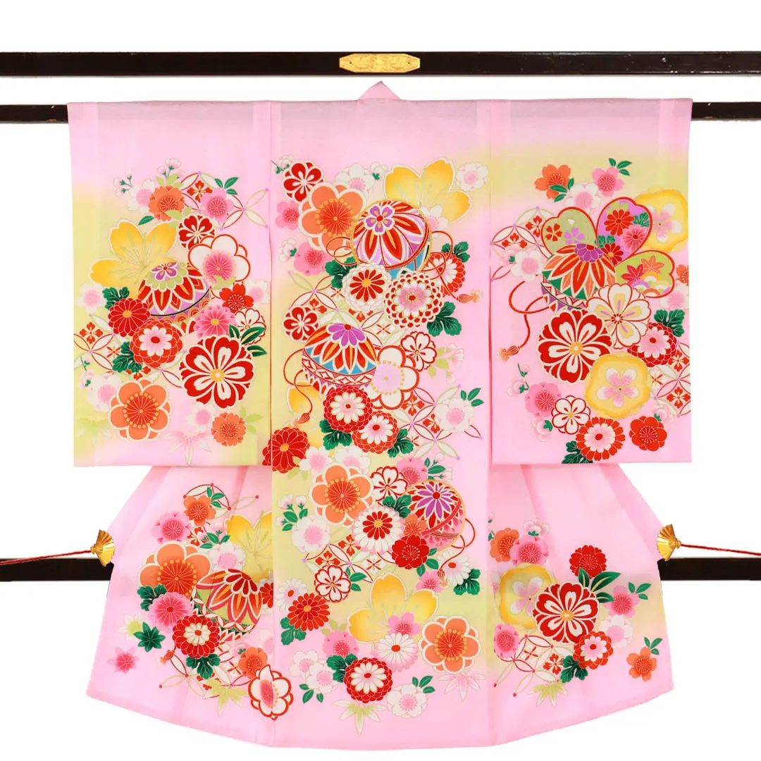お宮参り産着／ピンク地に鞠と菊、桜の祝い着／女児／正面