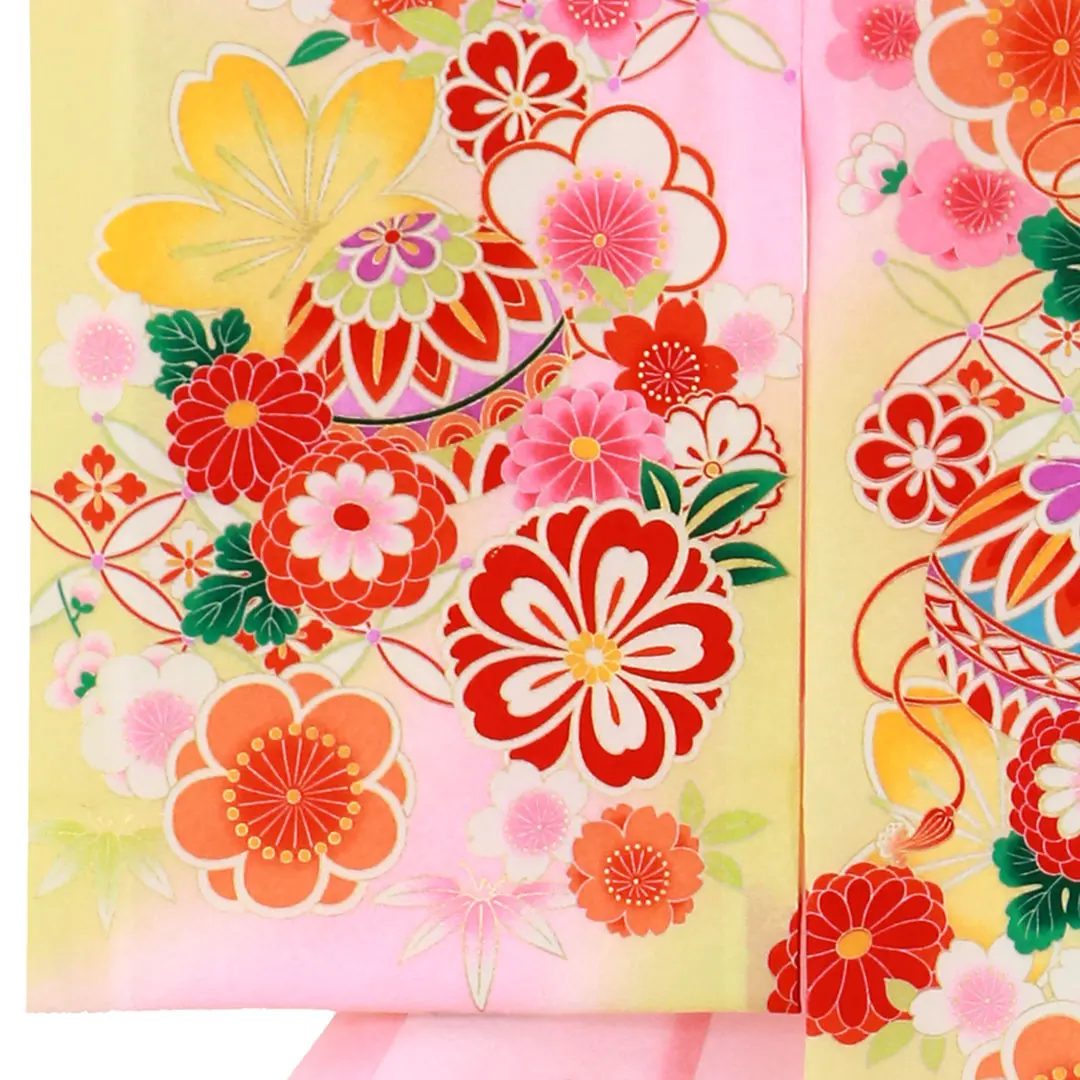 お宮参り産着／ピンク地に鞠と菊、桜の祝い着／女児／左袖詳細