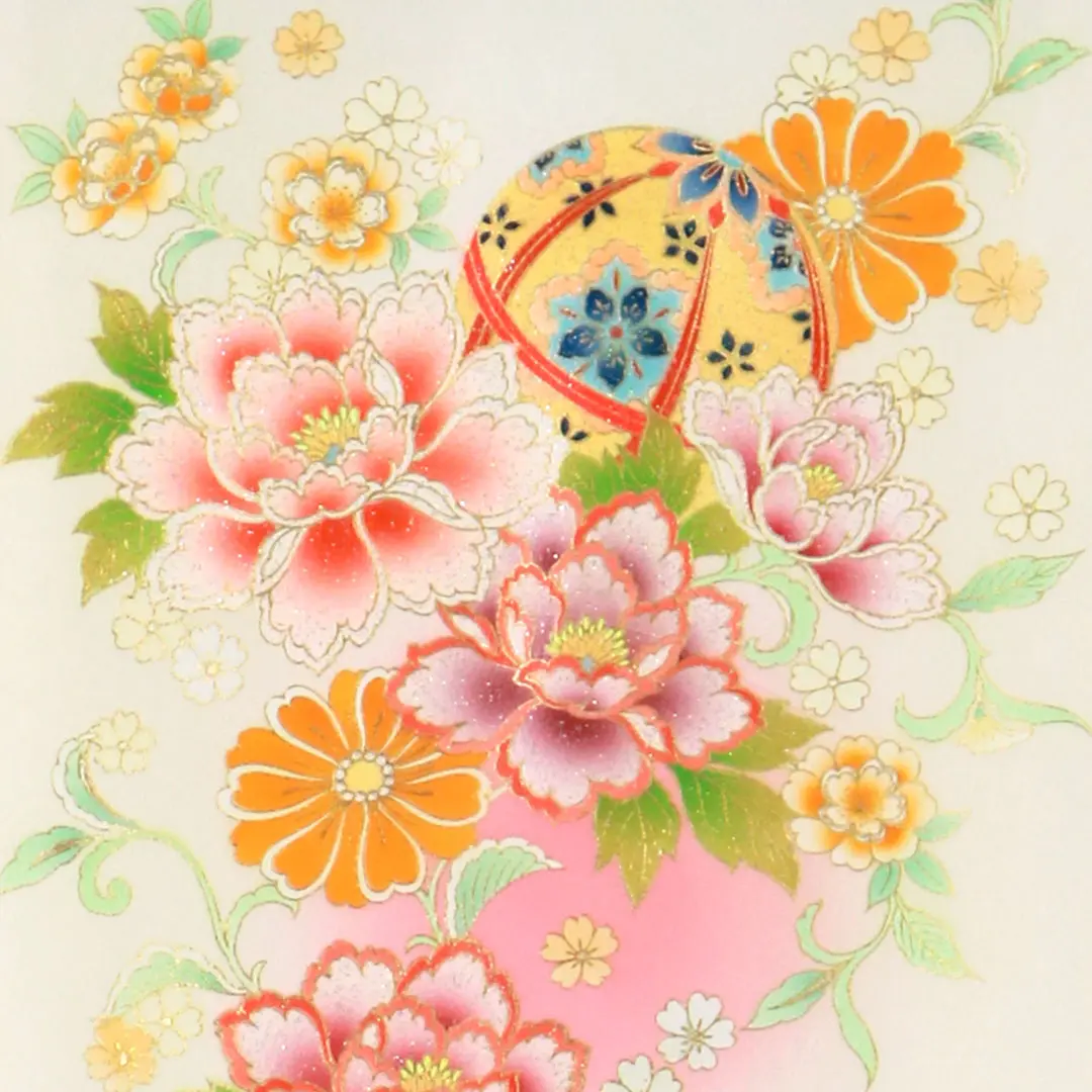 お宮参り産着／白地に鞠と牡丹、薔薇の祝い着／女児／背中の柄詳細