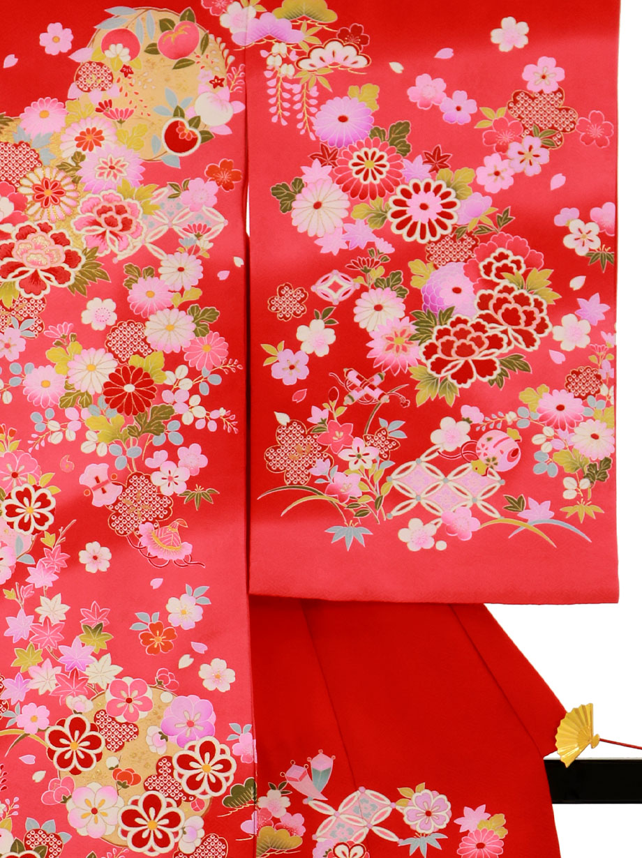 お宮参り産着／赤地に七宝柄と花尽くしの祝い着／女児／右袖詳細