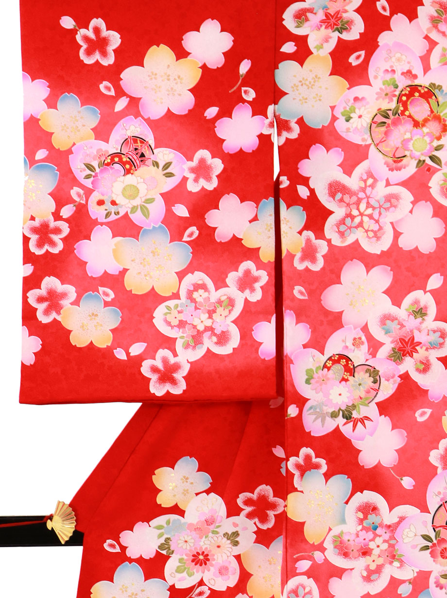 お宮参り産着／赤地に桜と鼓の祝い着／女児／左袖詳細
