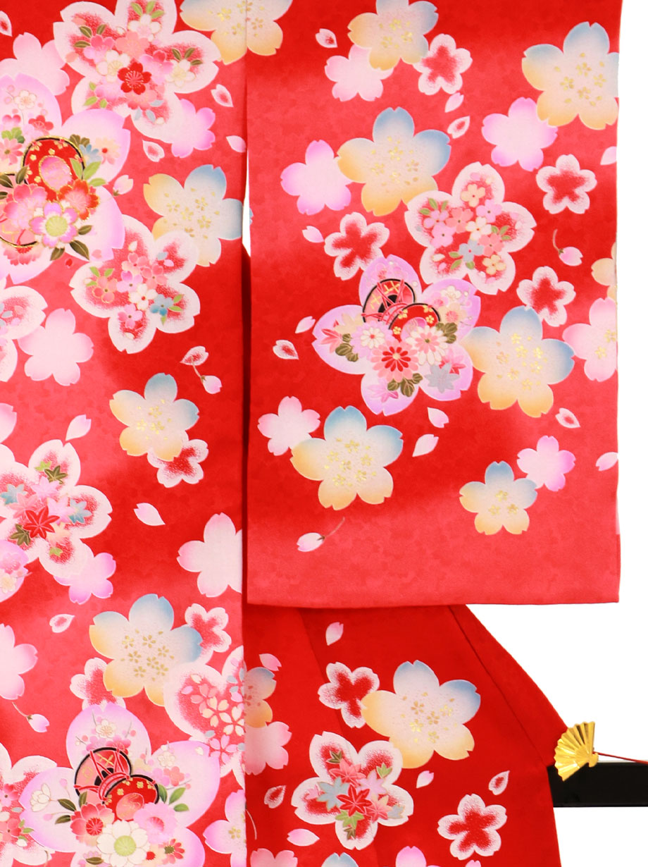 お宮参り産着／赤地に桜と鼓の祝い着／女児／右袖詳細
