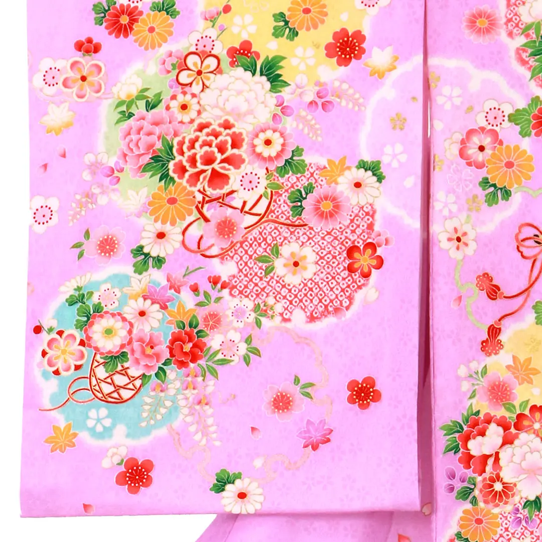 お宮参り産着／藤色地に雪輪と花車の祝い着／女児／左袖詳細