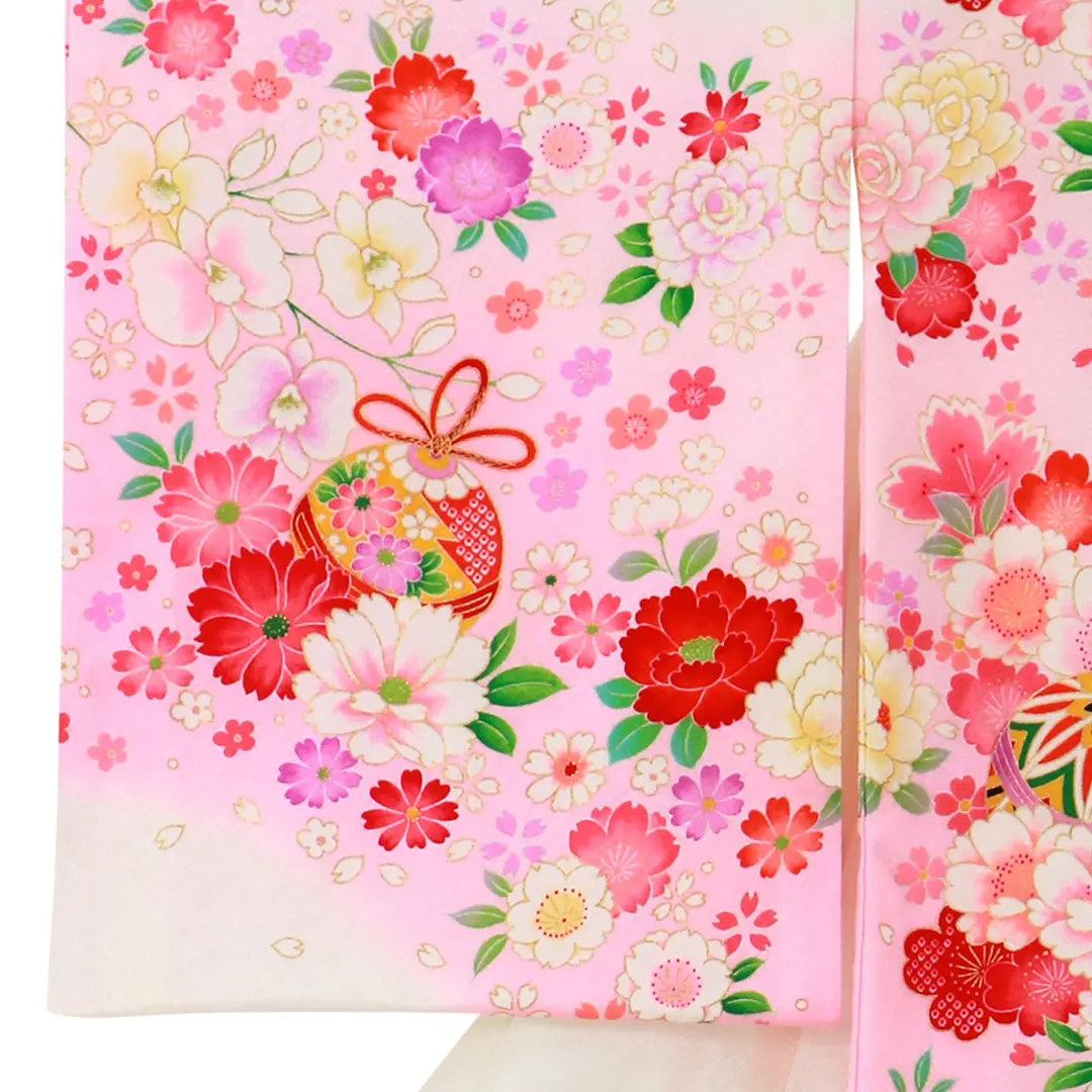 お宮参り産着／白地に鹿の子柄の桜と鞠の祝い着／女児／左袖詳細