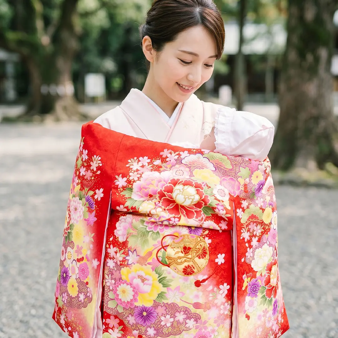 お宮参り産着／赤地に鈴と花尽くし、雲取りの祝い着／女児