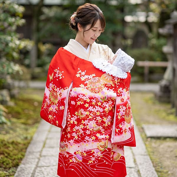 赤地に鞠と蝶、桜の花尽くしの祝い着（産着）／女児