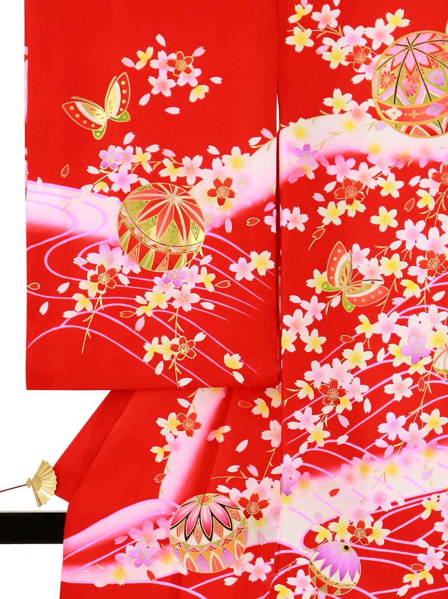 お宮参り産着／赤地に鞠と蝶、桜の花尽くしの祝い着／女児／左袖詳細