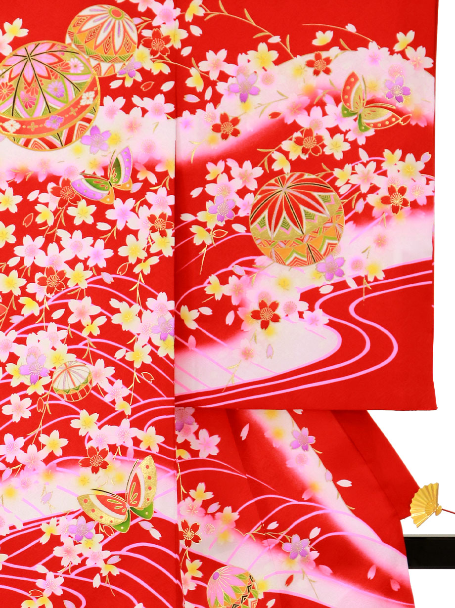 お宮参り産着／赤地に鞠と蝶、桜の花尽くしの祝い着／女児／右袖詳細