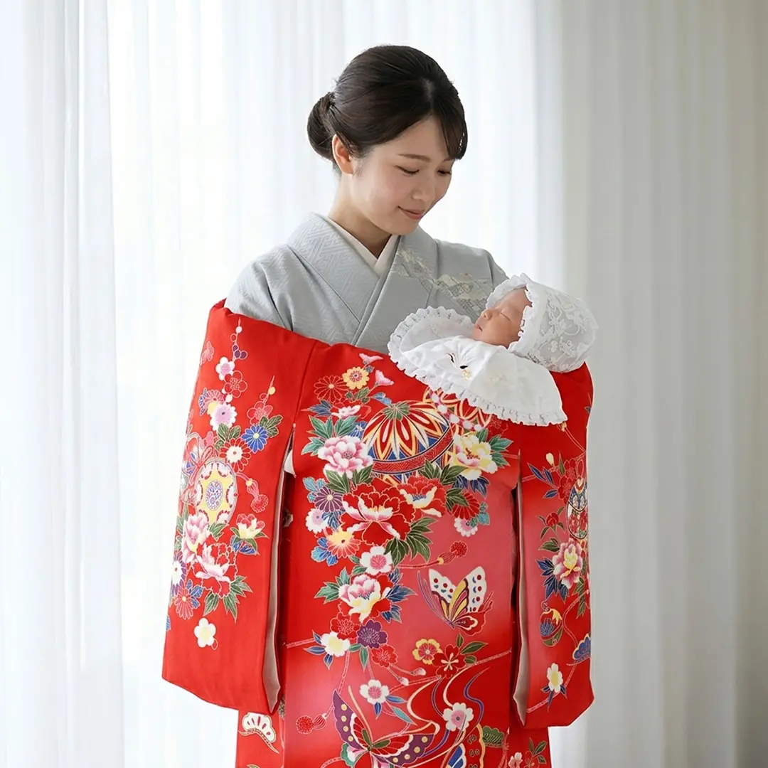 お宮参り産着／赤地に鞠と蝶々の祝い着／女児／着用イメージ