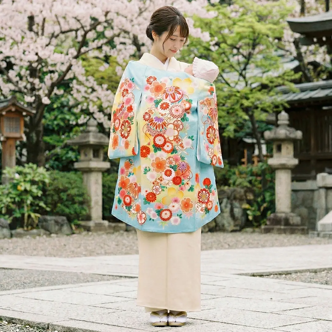 お宮参り産着／水色地に鞠と菊、桜の祝い着／女児／着用イメージ