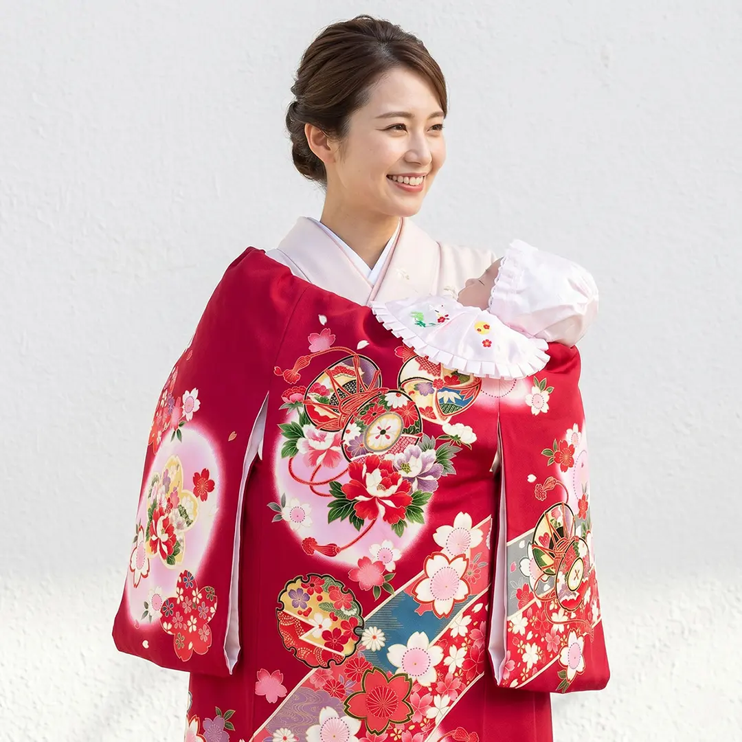お宮参り産着／紅赤地に鼓と雪輪の祝い着／女児／着用イメージ