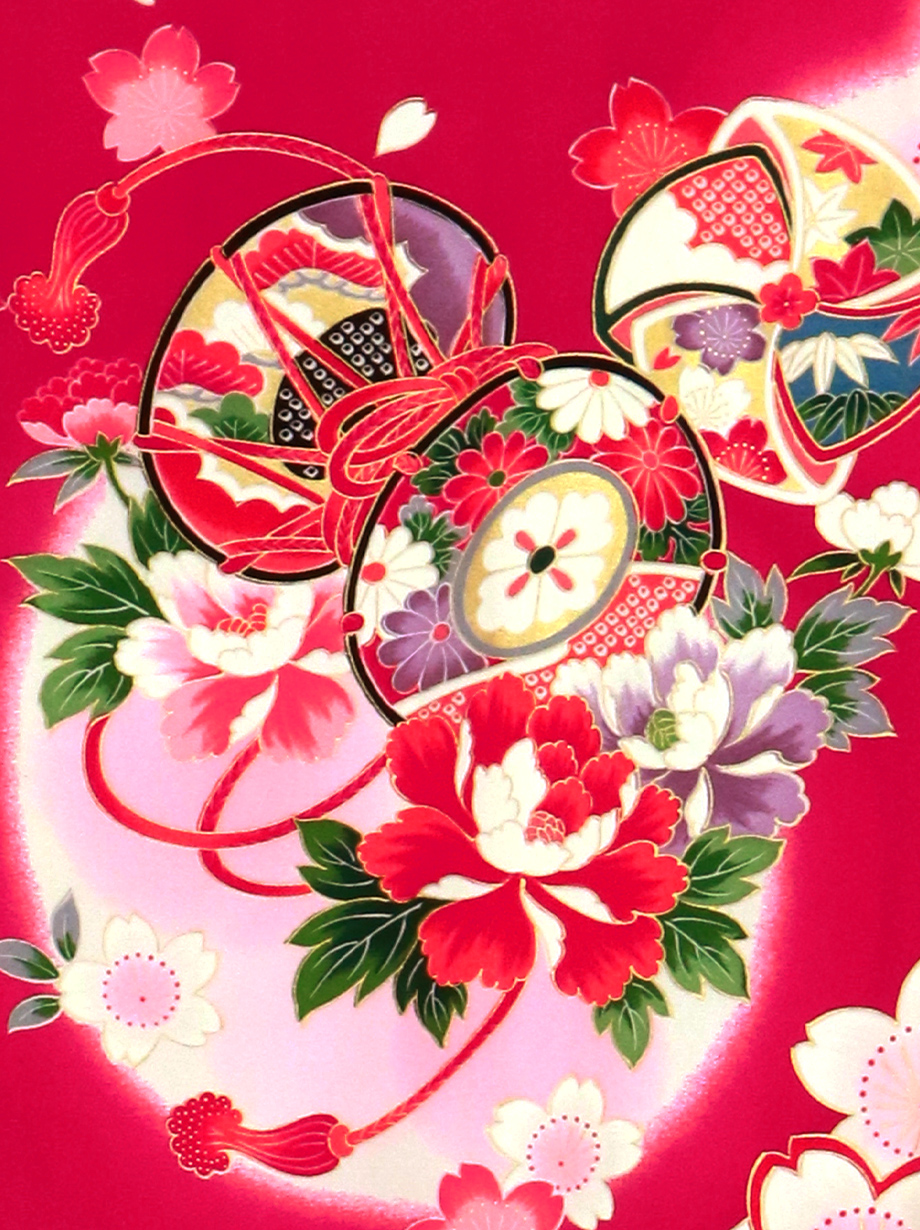 お宮参り産着／紅赤地に鼓と雪輪の祝い着／女児／裾中央詳細