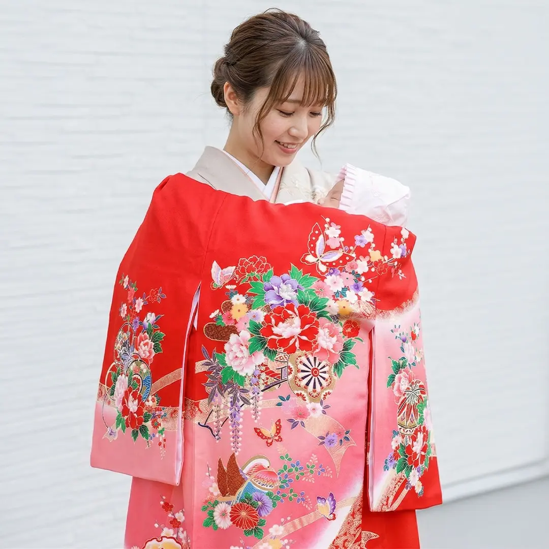 お宮参り産着／赤地に花車とおしどりの祝い着／女児／着用イメージ