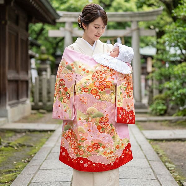 ピンク地に鞠と貝桶、雲取りの祝い着（産着）／女児
