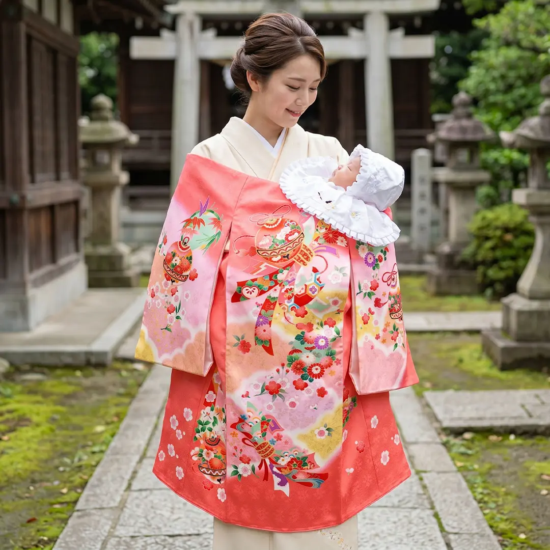 ピンク地に鈴と熨斗目の祝い着（産着）／女児／着用イメージ
