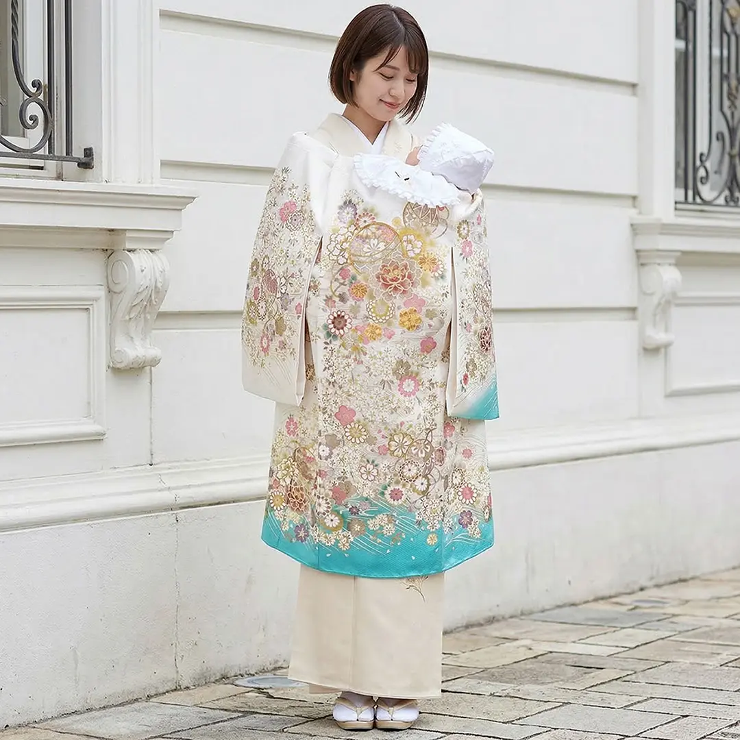 白と水色の地に鞠と牡丹、金の刺繍尽くしの祝い着／女児／着用イメージ