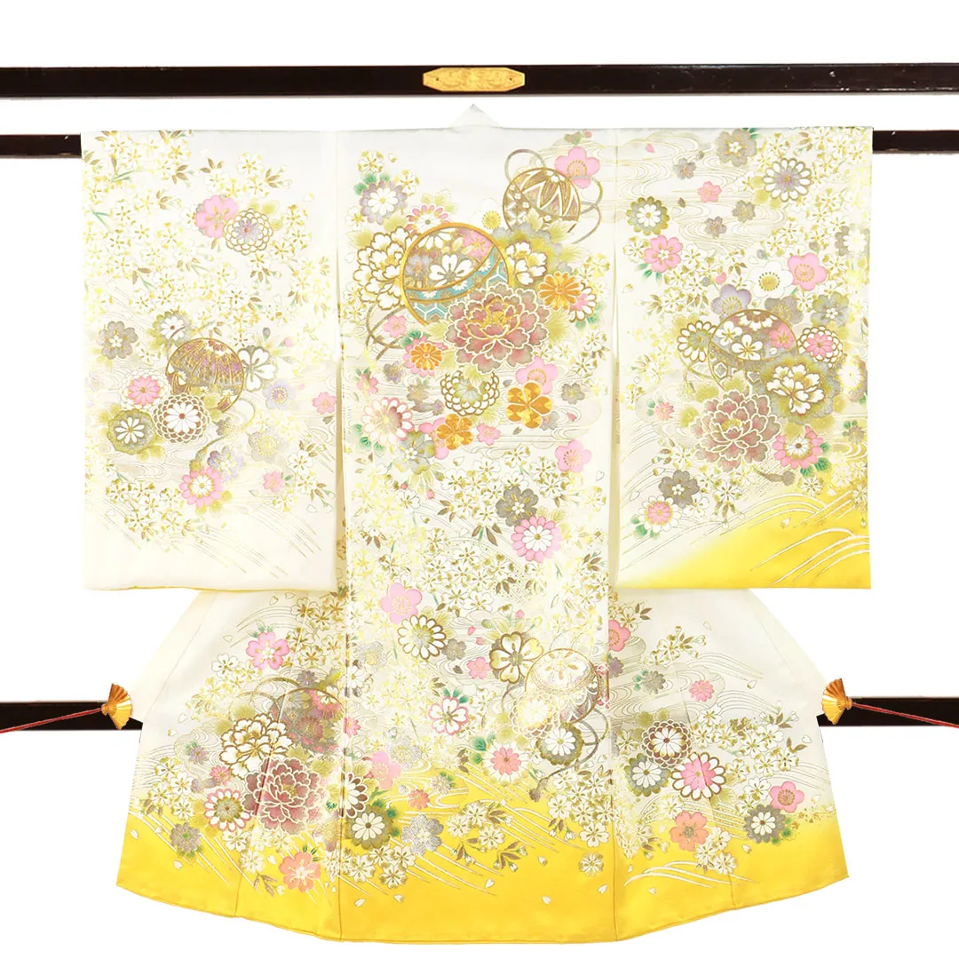 お宮参り産着／白と黄の地に鞠と牡丹、金の刺繍尽くしの祝い着／女児