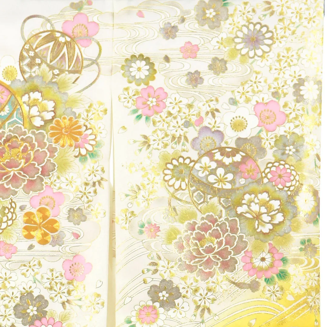 白と黄の地に鞠と牡丹、金の刺繍尽くしの祝い着（産着）／女児 右