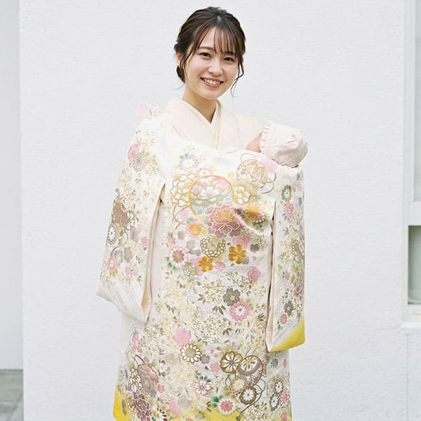 お宮参り産着レンタル／白と黄の地に鞠と牡丹、金の刺繍尽くしの祝い着