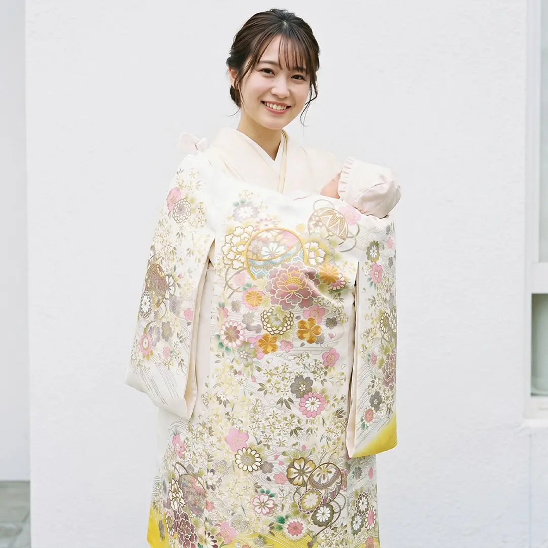 お宮参り産着／白と黄の地に鞠と牡丹、金の刺繍尽くしの祝い着／女児／着用イメージ