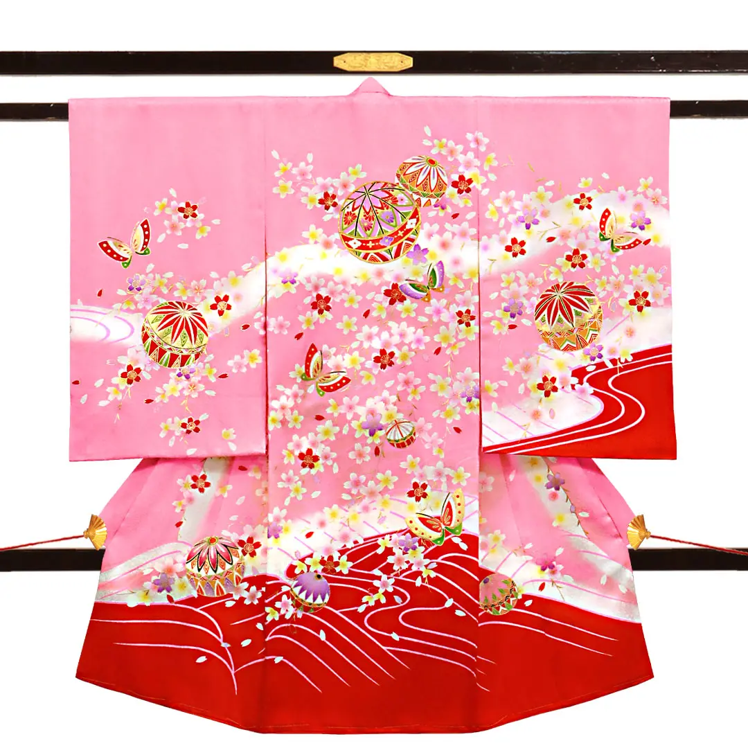ピンク地に鞠と蝶、桜の花尽くしの祝い着／女児／正面