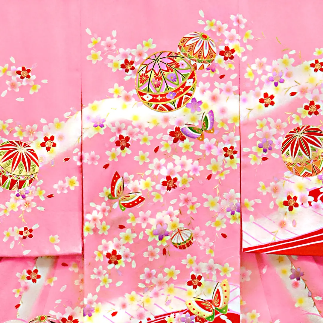 ピンク地に鞠と蝶、桜の花尽くしの祝い着／女児／背中詳細