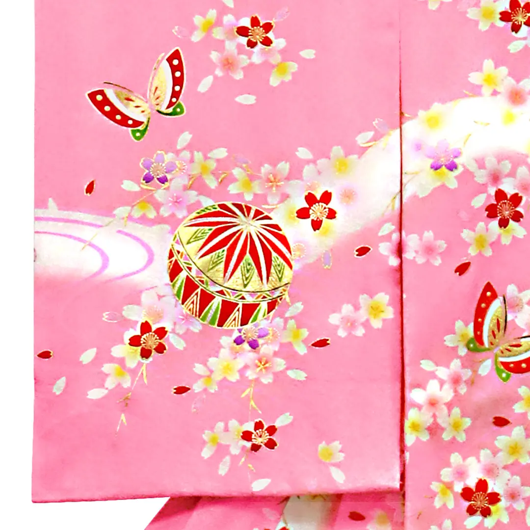 ピンク地に鞠と蝶、桜の花尽くしの祝い着／女児／左袖詳細