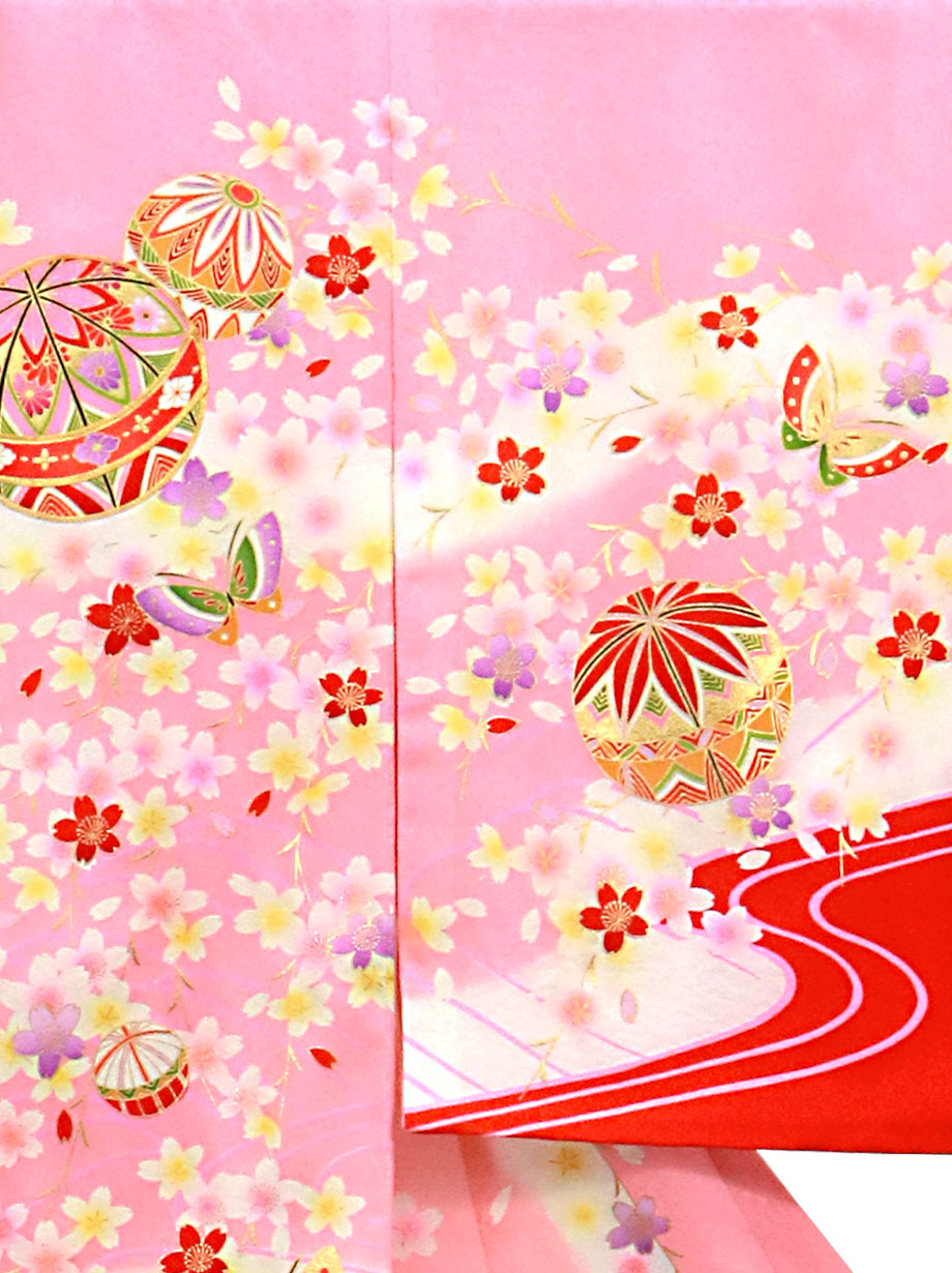 ピンク地に鞠と蝶、桜の花尽くしの祝い着／女児／右袖詳細
