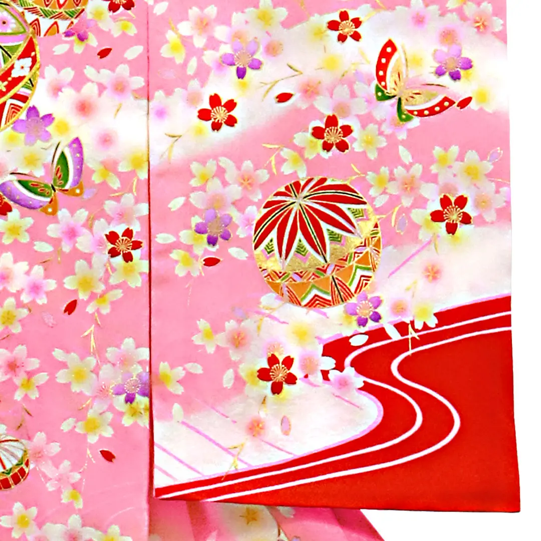 ピンク地に鞠と蝶、桜の花尽くしの祝い着／女児／右袖詳細