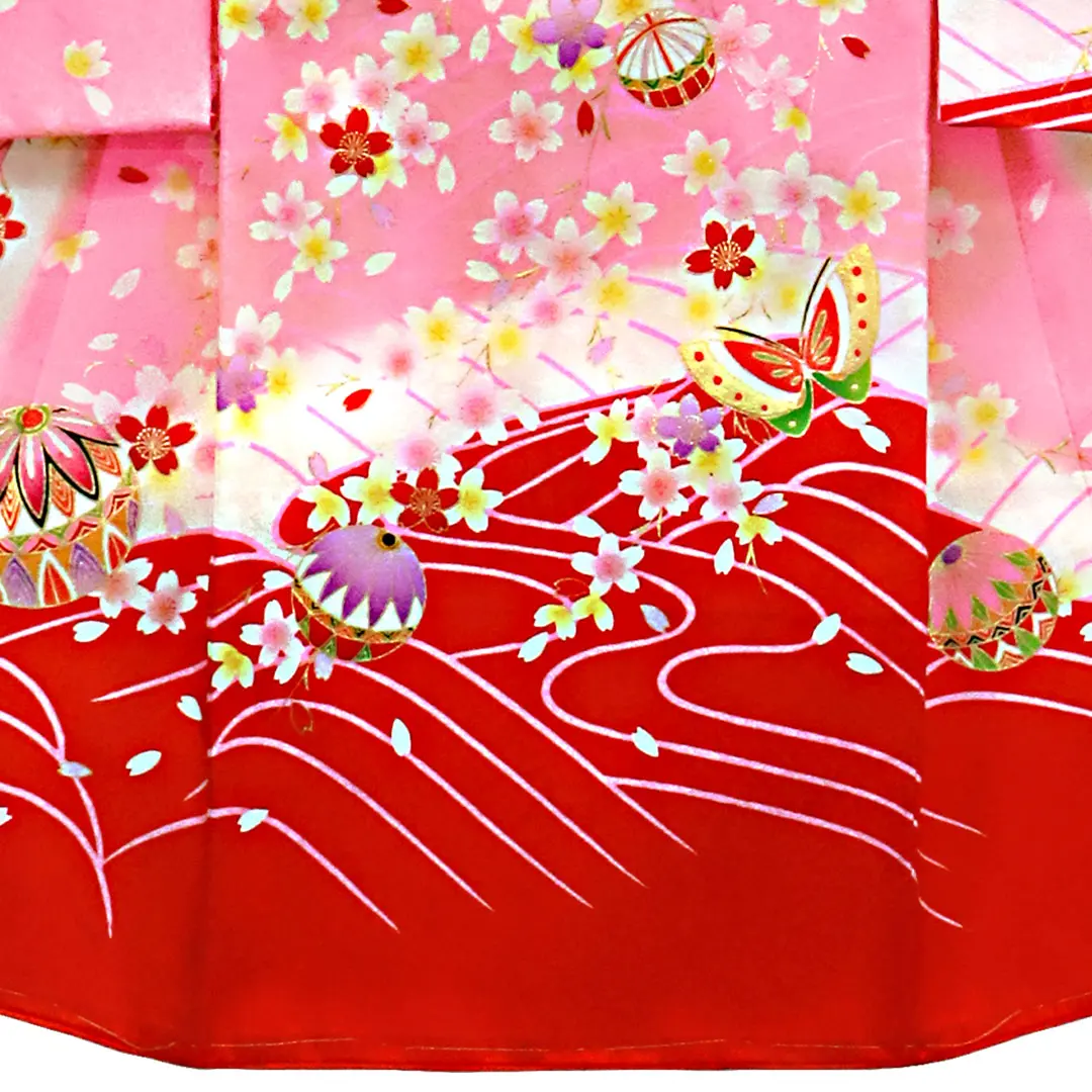 ピンク地に鞠と蝶、桜の花尽くしの祝い着／女児／裾中央詳細