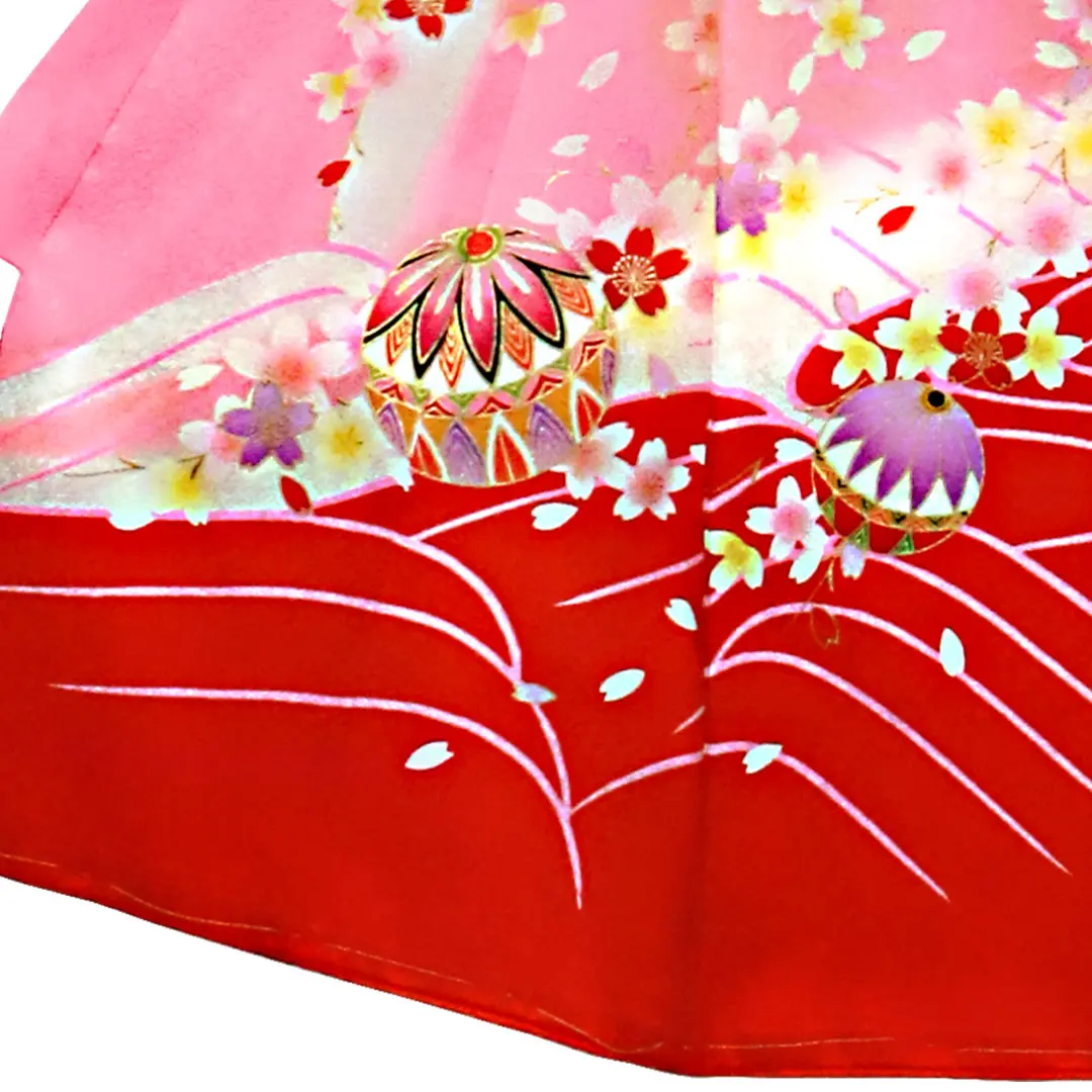ピンク地に鞠と蝶、桜の花尽くしの祝い着／女児／左裾詳細