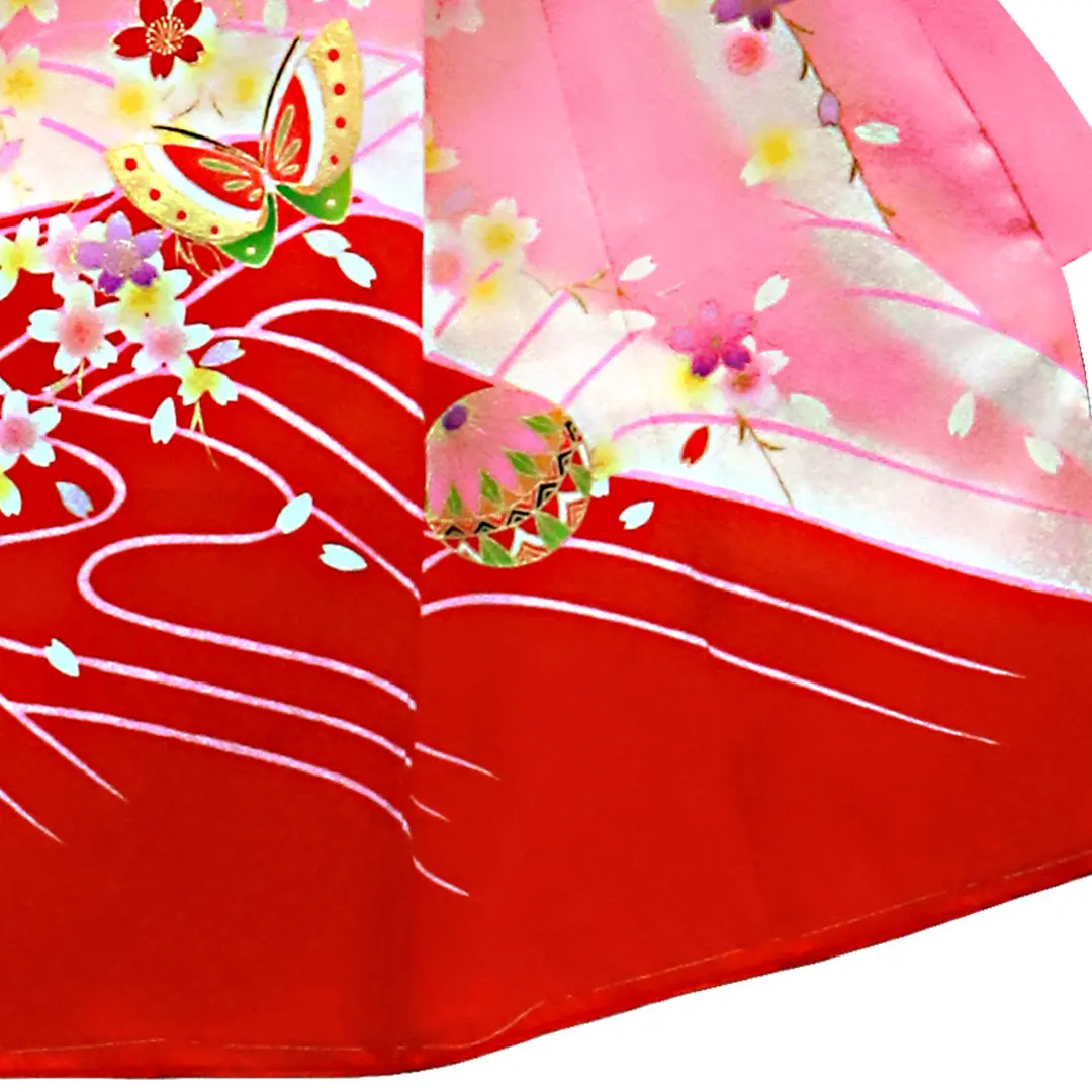 ピンク地に鞠と蝶、桜の花尽くしの祝い着／女児／右裾詳細