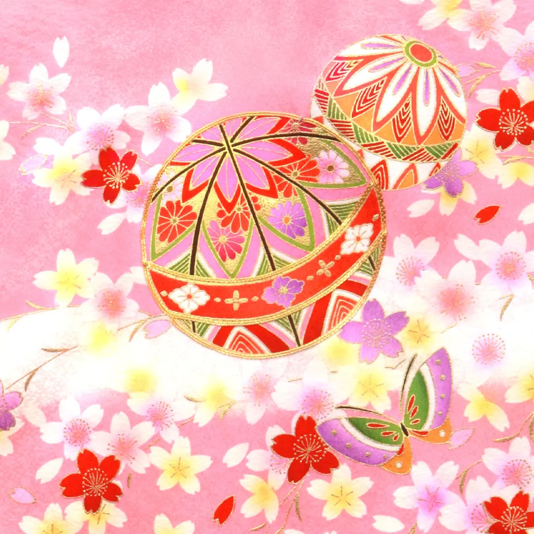 ピンク地に鞠と蝶、桜の花尽くしの祝い着／女児／背中の柄詳細