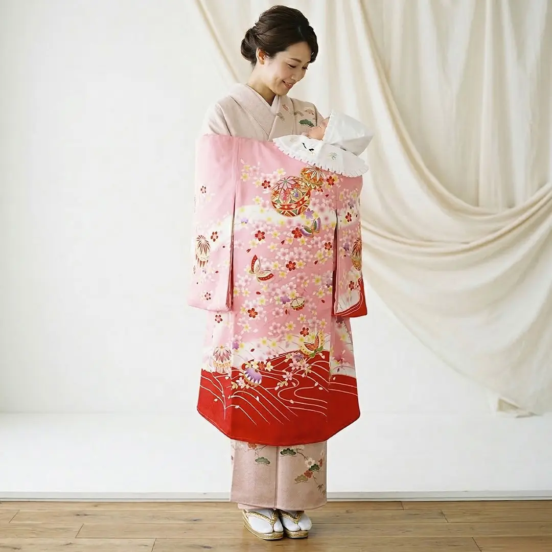 ピンク地に鞠と蝶、桜の花尽くしの祝い着／女児／着用イメージ