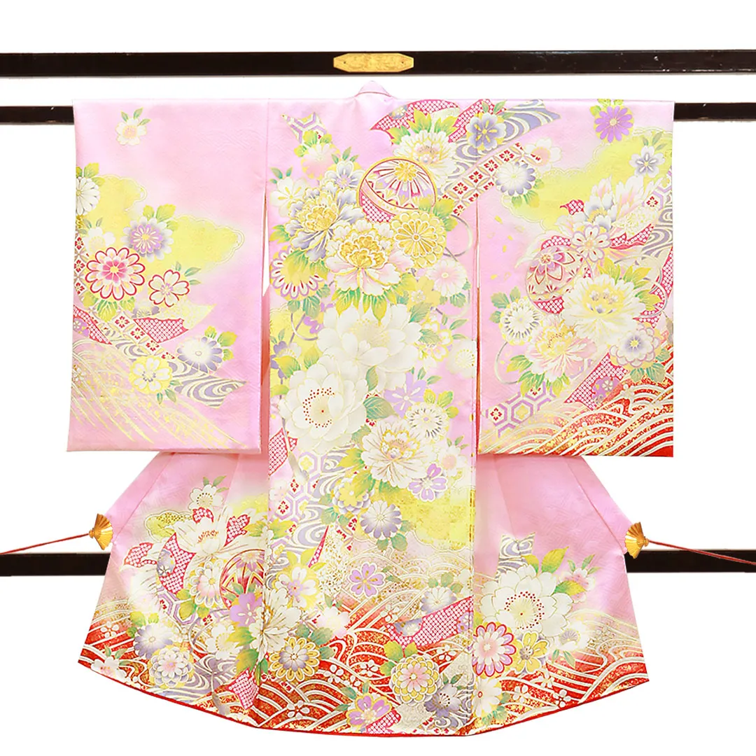 ピンクと赤地に鞠と牡丹、金の刺繍尽くしの祝い着（産着）／女児