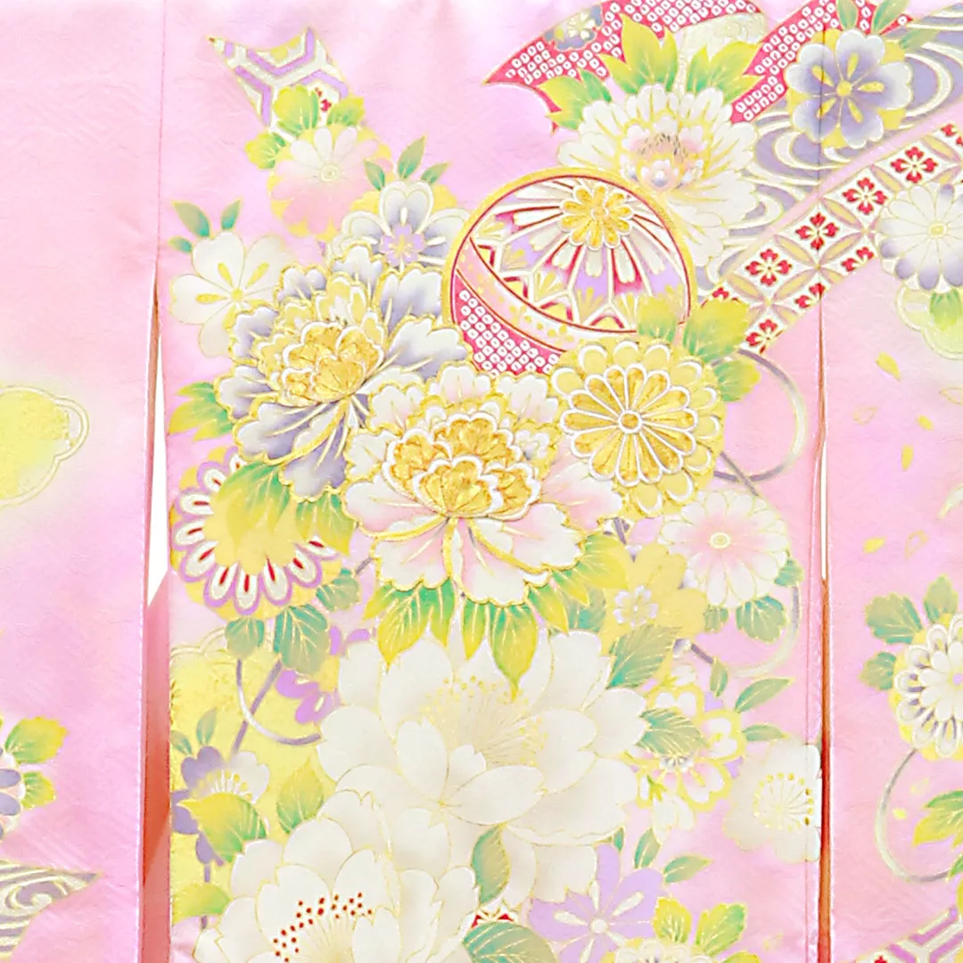 ピンクと赤地に鞠と牡丹、金の刺繍尽くしの祝い着（産着）／女児 背守り