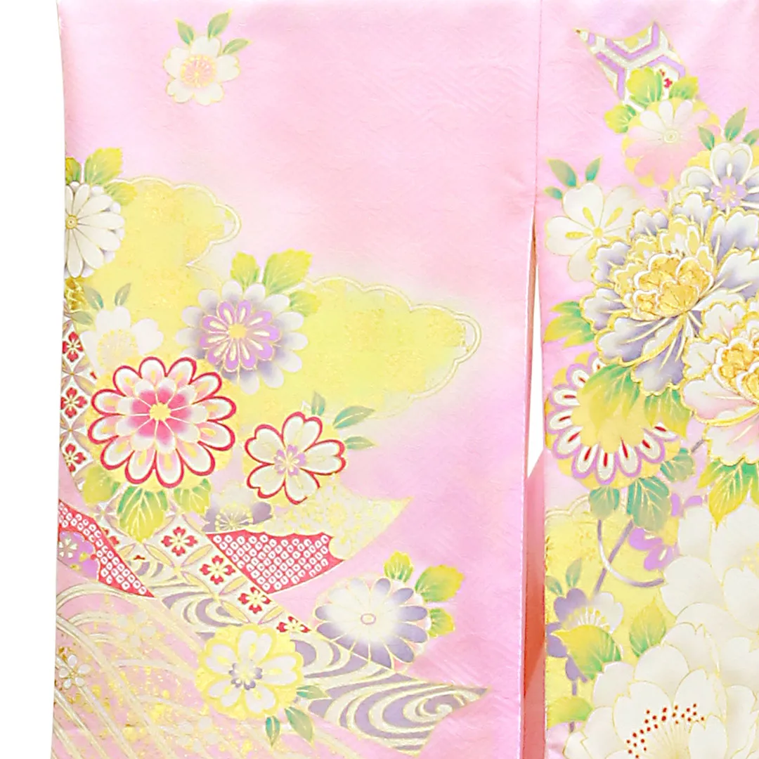 ピンクと赤地に鞠と牡丹、金の刺繍尽くしの祝い着（産着）／女児 左袖