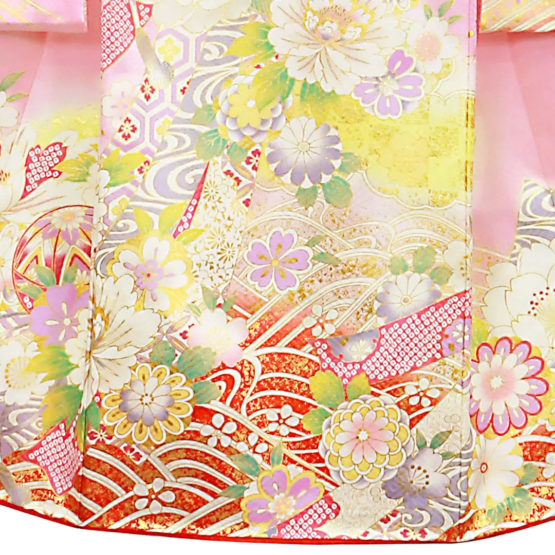ピンクと赤地に鞠と牡丹、金の刺繍尽くしの祝い着（産着）／女児 裾模様・中央