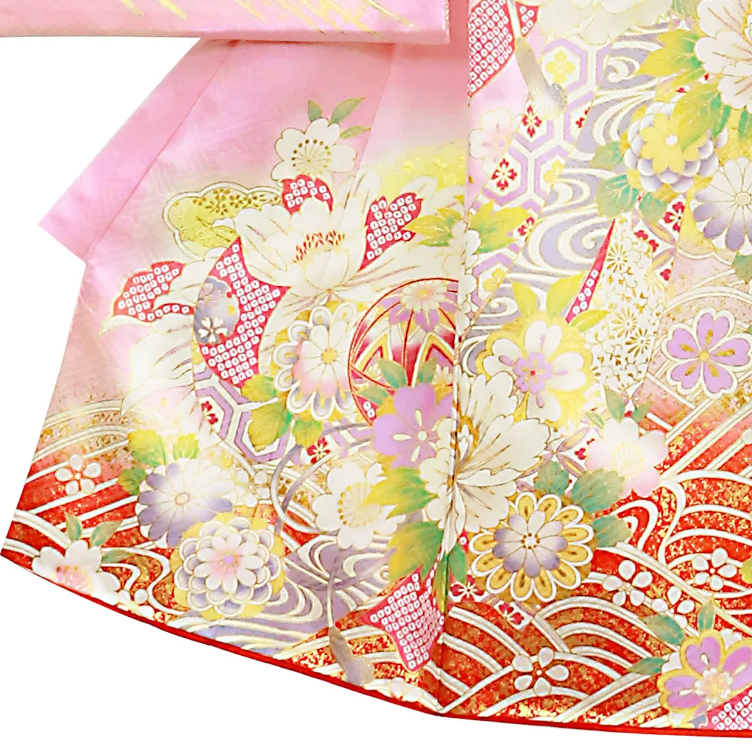 ピンクと赤地に鞠と牡丹、金の刺繍尽くしの祝い着（産着）／女児 裾模様・左