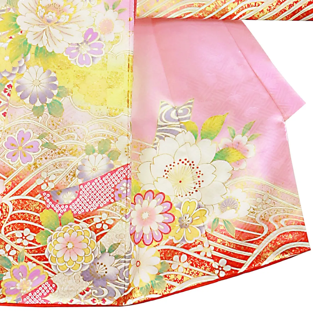 ピンクと赤地に鞠と牡丹、金の刺繍尽くしの祝い着（産着）／女児 裾模様・右