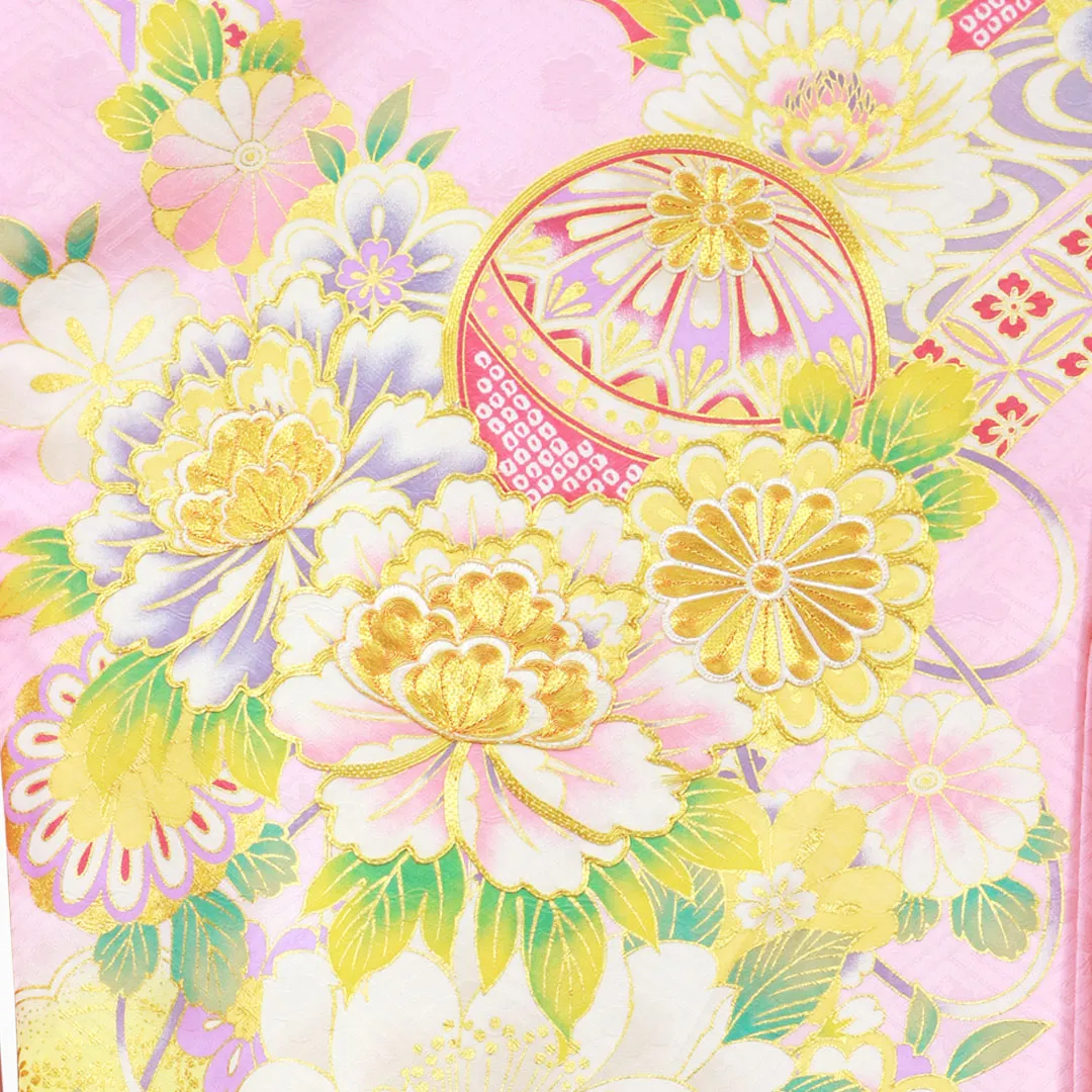 ピンクと赤地に鞠と牡丹、金の刺繍尽くしの祝い着（産着）／女児 背守り・アップ