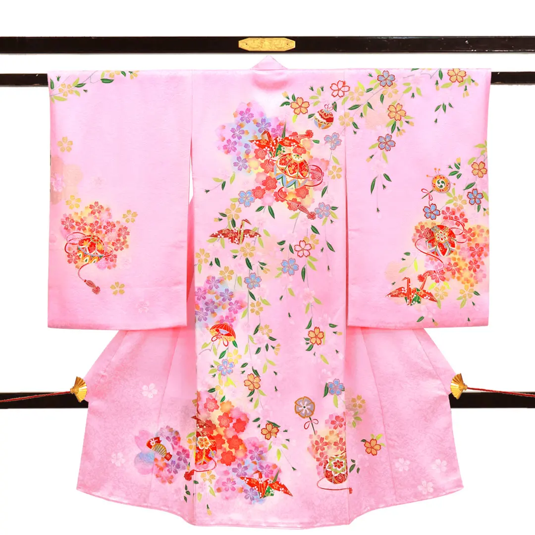 お宮参り産着／ピンク地にしだれ桜と鞠、折り鶴の祝い着／女児／正面