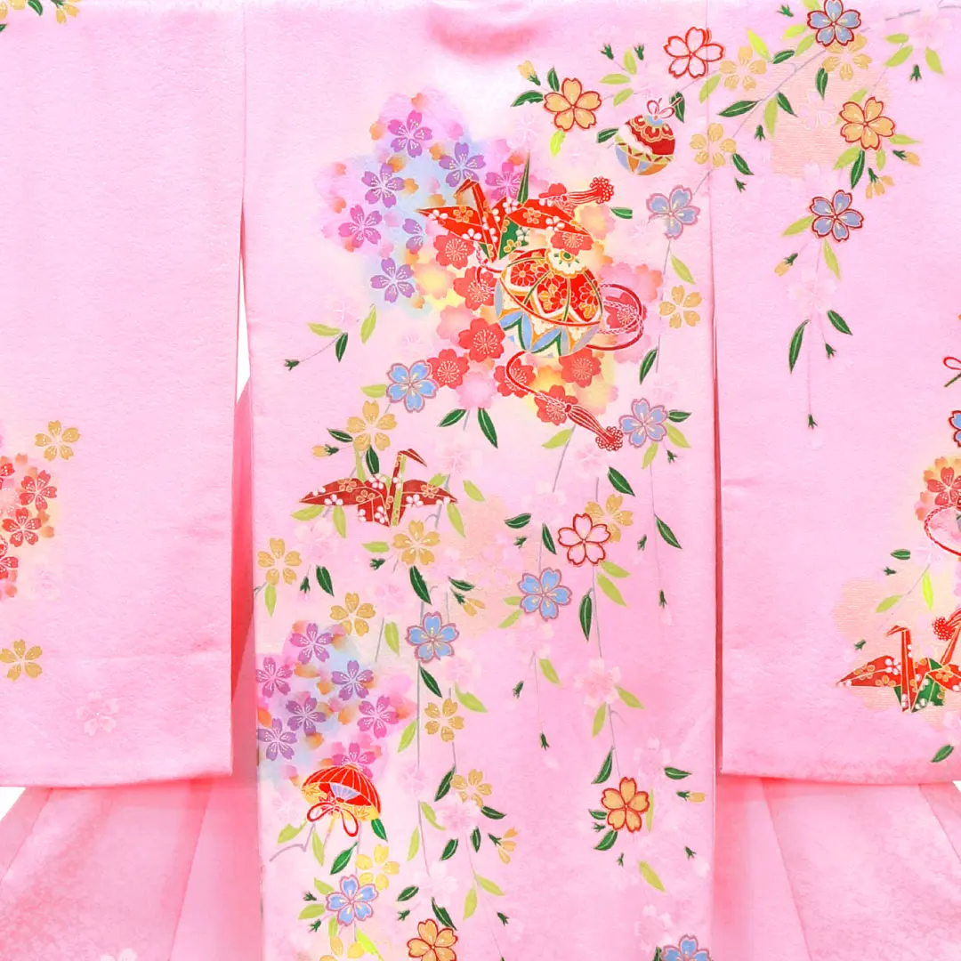 お宮参り産着／ピンク地にしだれ桜と鞠、折り鶴の祝い着／女児／背中詳細