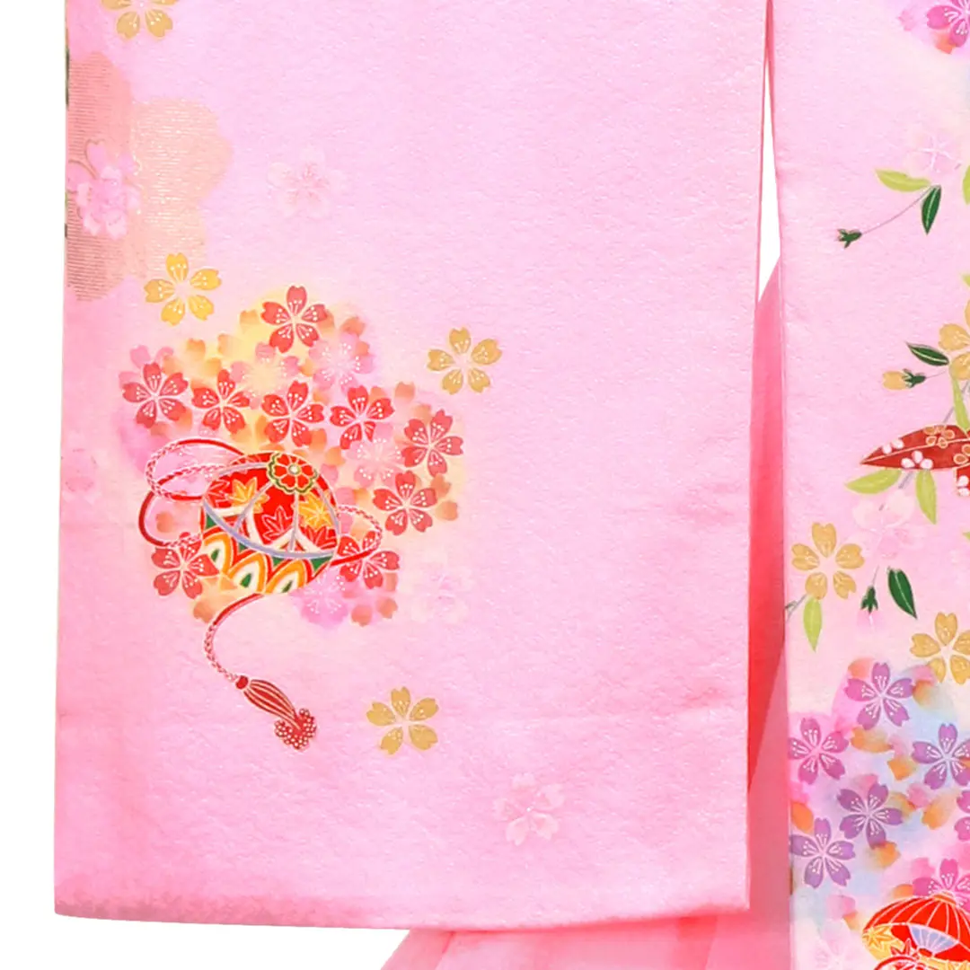お宮参り産着／ピンク地にしだれ桜と鞠、折り鶴の祝い着／女児／左袖詳細