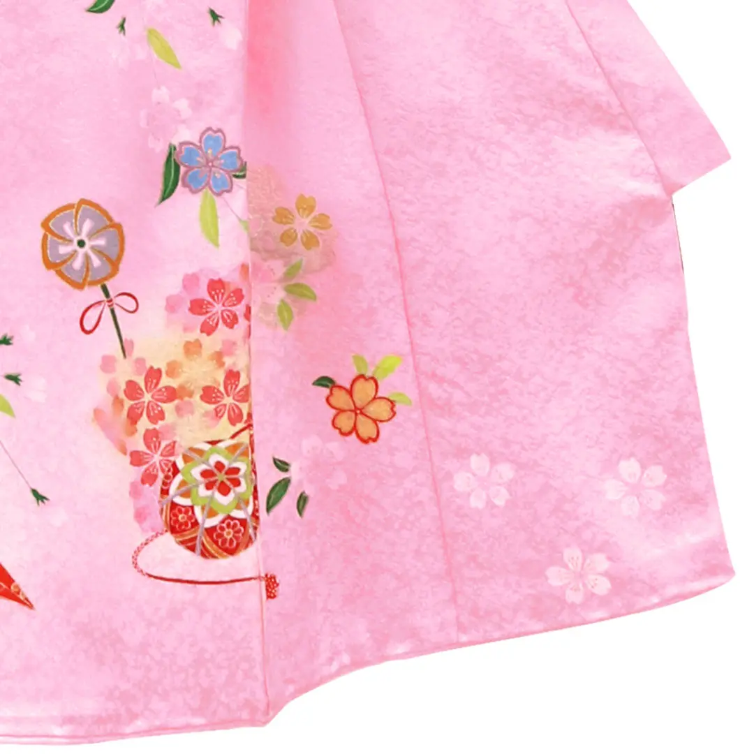 お宮参り産着／ピンク地にしだれ桜と鞠、折り鶴の祝い着／女児／左裾詳細