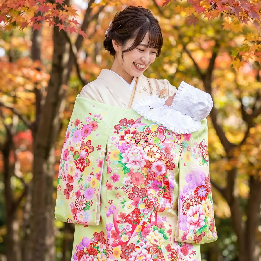 ライムグリーン地に鞠と牡丹、四季花の祝い着（産着）／女児／着用イメージ