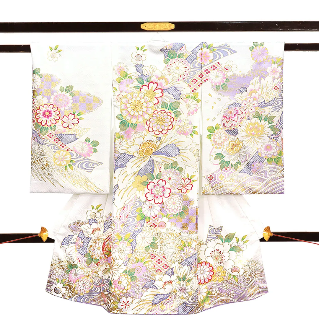 藤と白地に菊と大輪の牡丹、金の刺繍尽くしの祝い着（産着）／女児